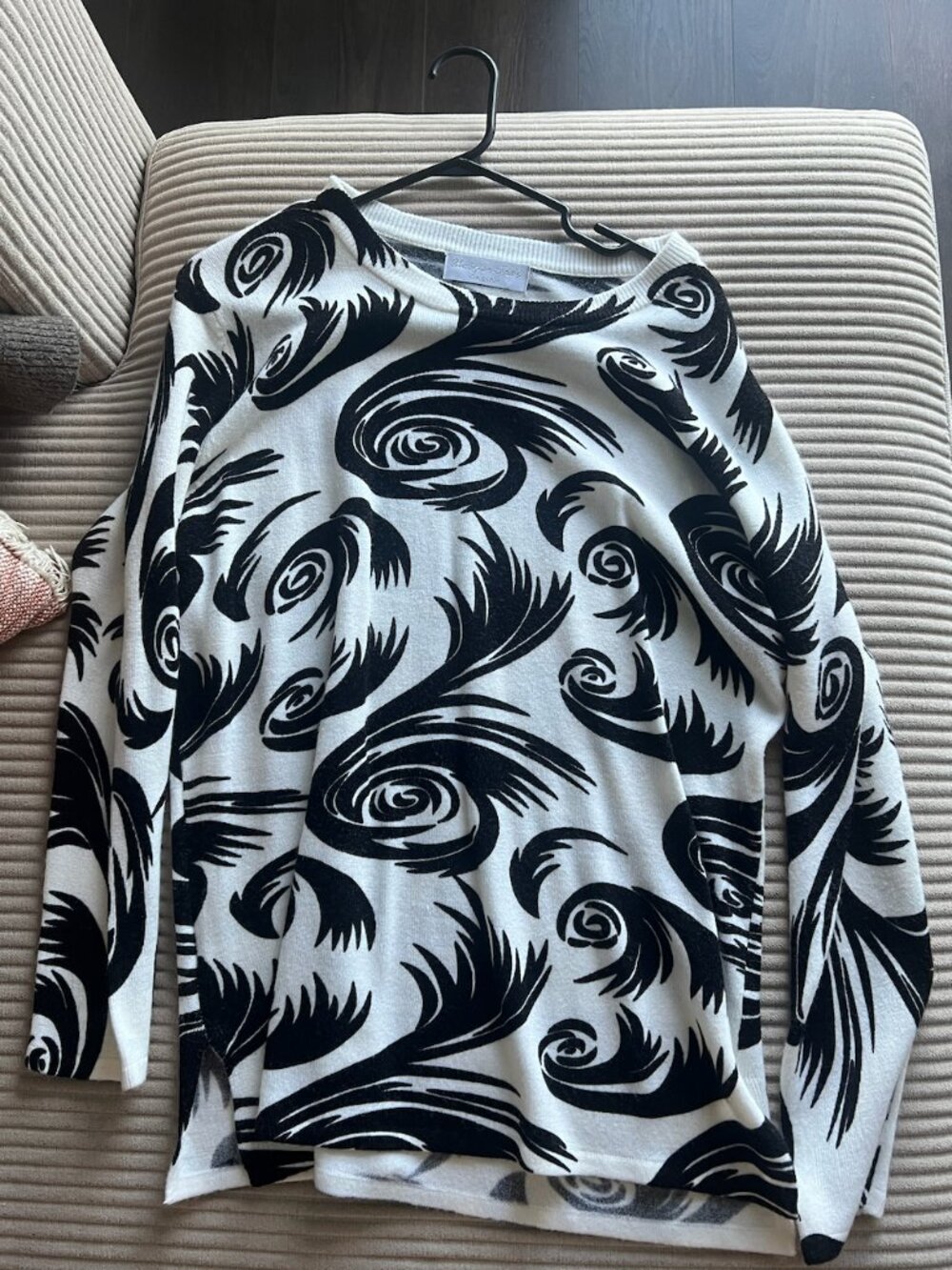 Black & White Swirl Print Sweater – Size M/L